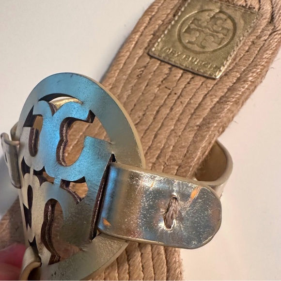 💛 Rare! Tory Burch Logo Metallic Gold Platinum Raffia Sandal Flip Flop 8 💛 - Picture 4 of 5